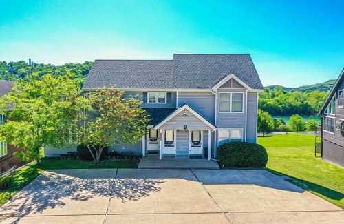Holiday Island Condominio | Sleep 11 comfortably, summer calendar booking fast! Walk to lake & marina!