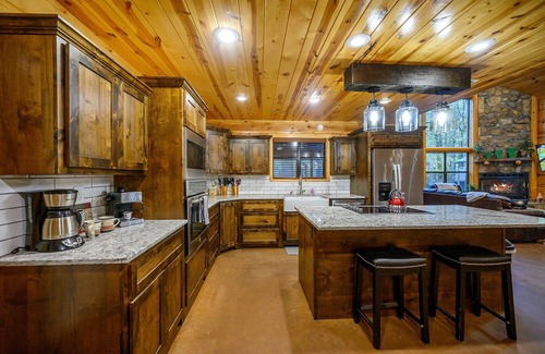 Broken Bow Cabina | Sleep 34! 7BR in 2 CABINS! Pool table, bocce, pets