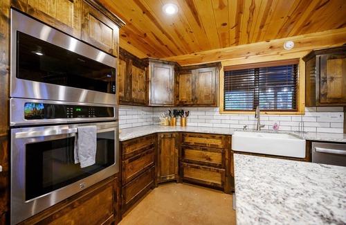 Broken Bow Cabina | Sleep 34! 7BR in 2 CABINS! Pool table, bocce, pets
