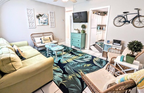 Crescent Beach Cabaña | Sleep 6 comfortably, steps from the Beach!
