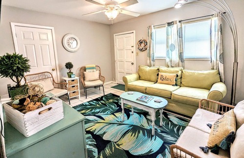 Crescent Beach Cabaña | Sleep 6 comfortably, steps from the Beach!