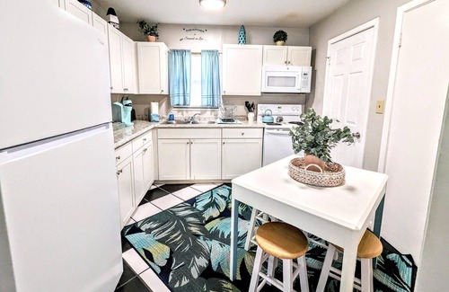 Crescent Beach Cabaña | Sleep 6 comfortably, steps from the Beach!