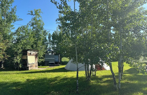 Bozeman Cabina | Duerma con comodidad, estilo tipi, bajo las estrellas, manténgase caliente alrededor del fuego