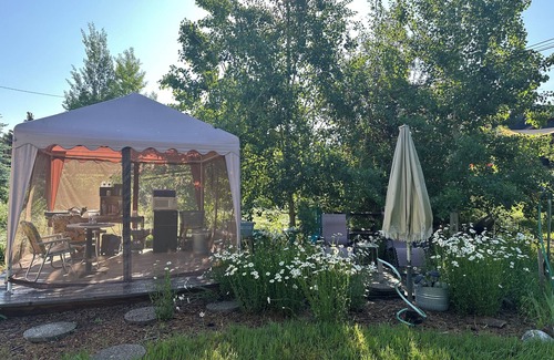 Bozeman Cabina | Duerma con comodidad, estilo tipi, bajo las estrellas, manténgase caliente alrededor del fuego