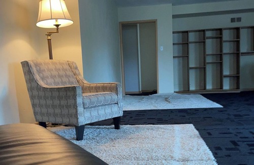 Lindenwood Park Condominio | Sleep up to 14 in Massive Centrally Located 3,400 sqft condo