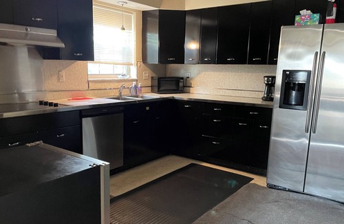 Lindenwood Park Condominio | Sleep up to 14 in Massive Centrally Located 3,400 sqft condo