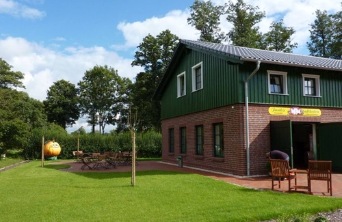 Burg Apartamento | Sleeping in the wine barrel 1, bedroom, living room/kitchenette, shower/WC - Fruit dreams Sleeping