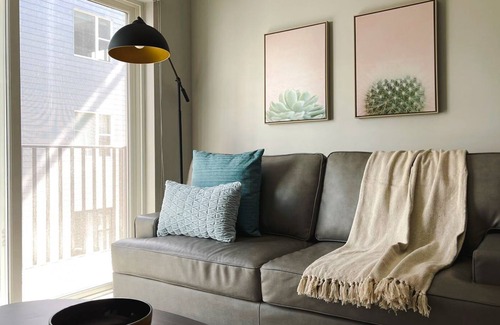 Downtown Omaha Apartamento | Sleepover: Convenient 1BD/1BA + Balcony - Downtown Omaha