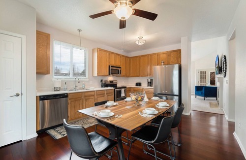 Centennial Casa | Sleepover in Centennial large backyard near everything. Pets Welcome