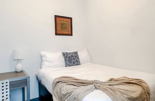 Springfield Apartamento | Sleepover: Radiant 1BD/1BA - Downtown Springfield