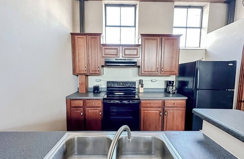 West Central Apartamento | Sleepover: Stylish 2BD/1BA Condo- Downtown Springfield