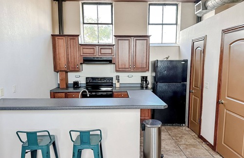 West Central Apartamento | Sleepover: Stylish 2BD/1BA Condo- Downtown Springfield