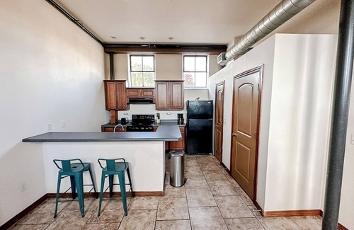 West Central Apartamento | Sleepover: Stylish 2BD/1BA Condo- Downtown Springfield