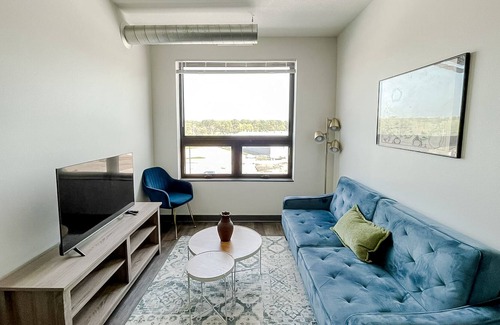 West Des Moines Apartamento | Sleepover: Superior 1BD/1BA + High Ceilings - Des Moines