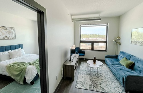 West Des Moines Apartamento | Sleepover: Superior 1BD/1BA + High Ceilings - Des Moines