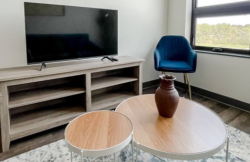 West Des Moines Apartamento | Sleepover: Superior 1BD/1BA + High Ceilings - Des Moines