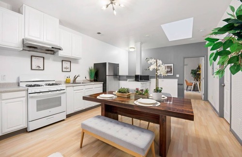 Miraloma Casa | Sleeps 10, 5 bedrooms and 5 bathrooms in Sunny San Francisco. Close to BART