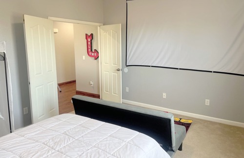 West Sacramento Casa | Sleeps 10 Centrally Located w/Theater Room