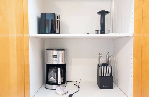 Surrey Casa | Sleeps 10 close to skytrain king bed