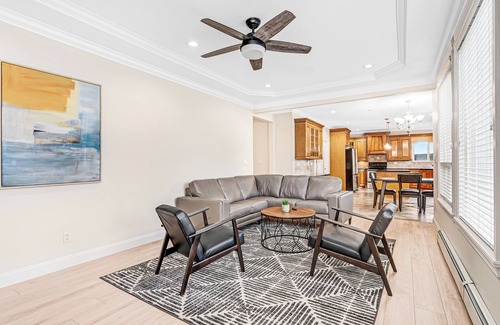 Surrey Casa | Sleeps 10 close to skytrain king bed