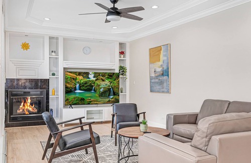 Surrey Casa | Sleeps 10 close to skytrain king bed