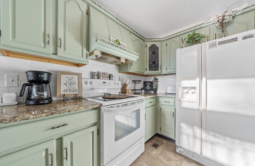 Eatonton Casa | +Guest House! Sleeps 10, 6 Kayaks, Floating pad, paddleboat + John boat!