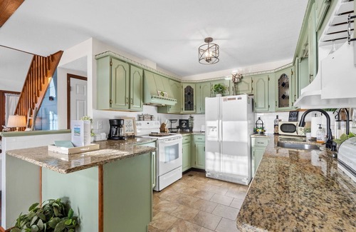 Eatonton Casa | +Guest House! Sleeps 10, 6 Kayaks, Floating pad, paddleboat + John boat!