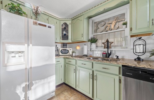 Eatonton Casa | +Guest House! Sleeps 10, 6 Kayaks, Floating pad, paddleboat + John boat!