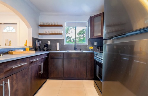 Wynwood Art District Casa | Sleeps 10 | Private Pool | Jacuzzi | BBQ | Games