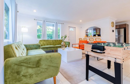 Wynwood Art District Casa | Sleeps 10 | Private Pool | Jacuzzi | BBQ | Games