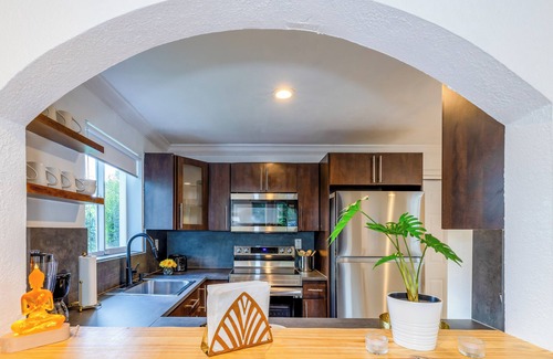 Wynwood Art District Casa | Sleeps 10 | Private Pool | Jacuzzi | BBQ | Games