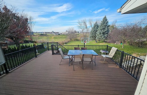 Grimes Casa | Sleeps 10, spacious home w/1 acre yard, 4 Bedrooms