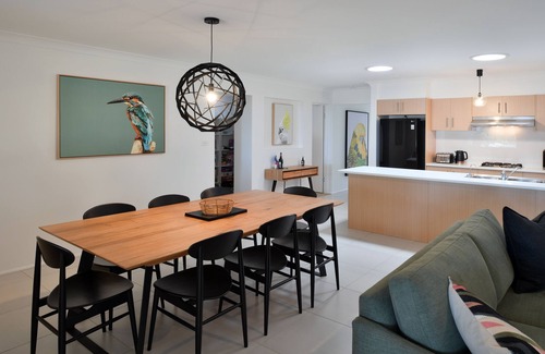 Manyana Casa | Sleeps 11. All linen and towels provided. Pets welcome. Lovely house.