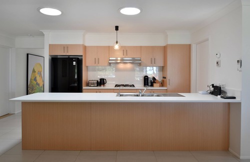 Manyana Casa | Sleeps 11. All linen and towels provided. Pets welcome. Lovely house.