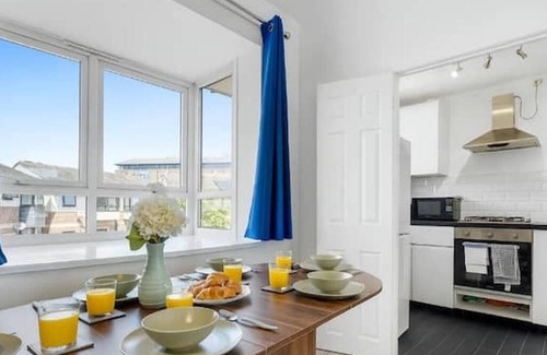 Island Gardens Casa | Sleeps 11 - Family and Contractor Home -Free Parking Near Canary Wharf, ExCel,O2
