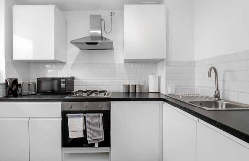 Island Gardens Casa | Sleeps 11 - Family and Contractor Home -Free Parking Near Canary Wharf, ExCel,O2
