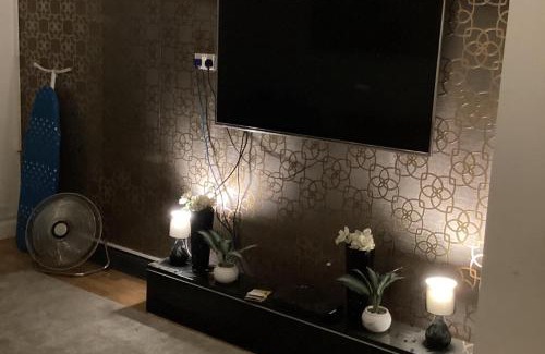 River Casa | Sleeps 11 -Pets Ok - Private Garden - Free Parking
