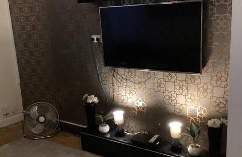 River Casa | Sleeps 11 -Pets Ok - Private Garden - Free Parking