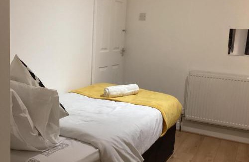 River Casa | Sleeps 11 -Pets Ok - Private Garden - Free Parking