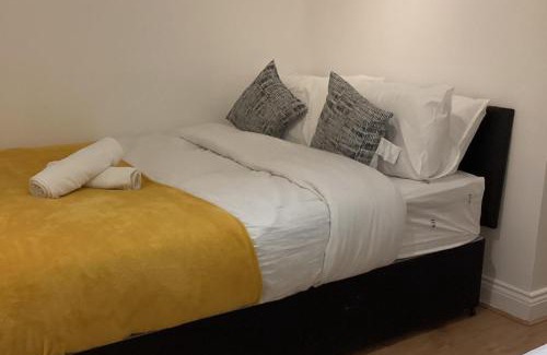 River Casa | Sleeps 11 -Pets Ok - Private Garden - Free Parking
