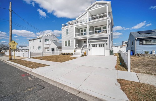 Brigantine Casa | Sleeps 12- 2 min walk to beach: Newly constructed 5-BR house in N Brigantine .