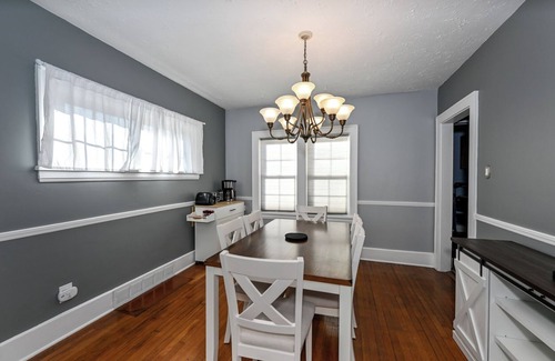 Akron Casa | Sleeps 12 + BBQ + AC + Outdoor Smoking Allowed