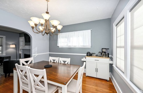 Akron Casa | Sleeps 12 + BBQ + AC + Outdoor Smoking Allowed