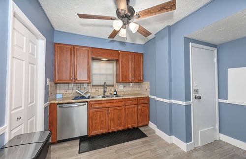Akron Casa | Sleeps 12 + BBQ + AC + Outdoor Smoking Allowed