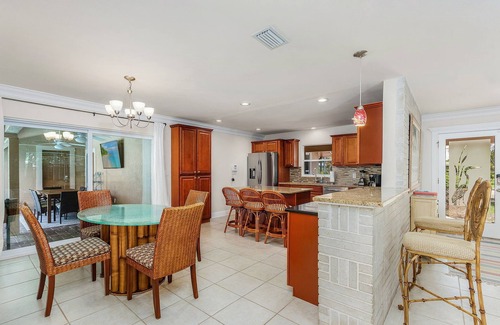 McGregor Casa | Sleeps 12! Centrally located in Ft Myers. Easy access to beaches and downtown.