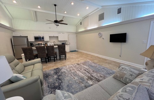McGregor Casa | Sleeps 12! Centrally located in Ft Myers. Easy access to beaches and downtown.