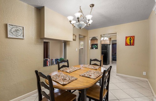 Southwest Casa | Sleeps 12 - House + Guest Apt - Plenty of parking