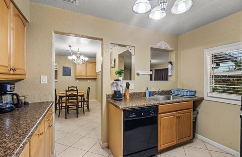 Southwest Casa | Sleeps 12 - House + Guest Apt - Plenty of parking