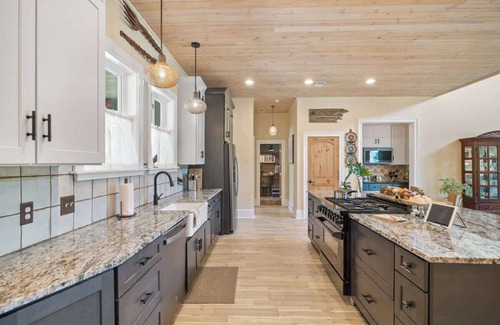 Lake Oconee Casa | Sleeps 12, Kayaks, Private dock, Large yard + More