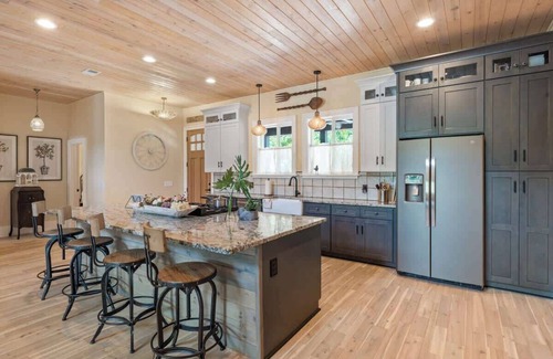 Lake Oconee Casa | Sleeps 12, Kayaks, Private dock, Large yard + More